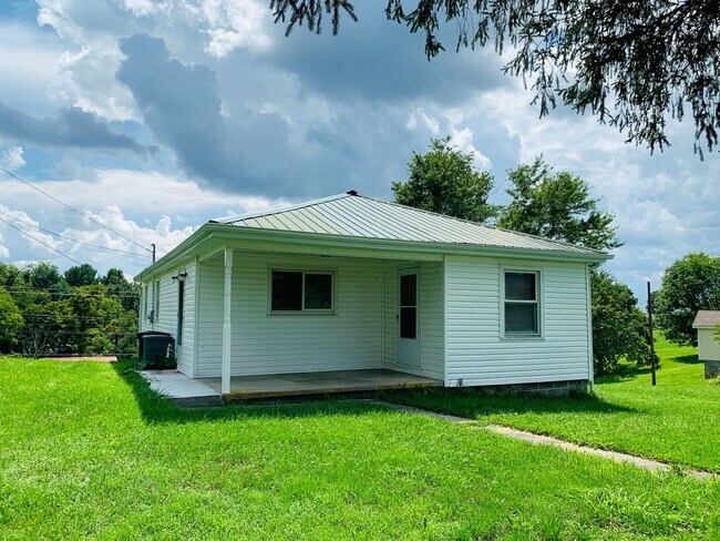 Building Photo - 2 Bedroom, 1 Bath House