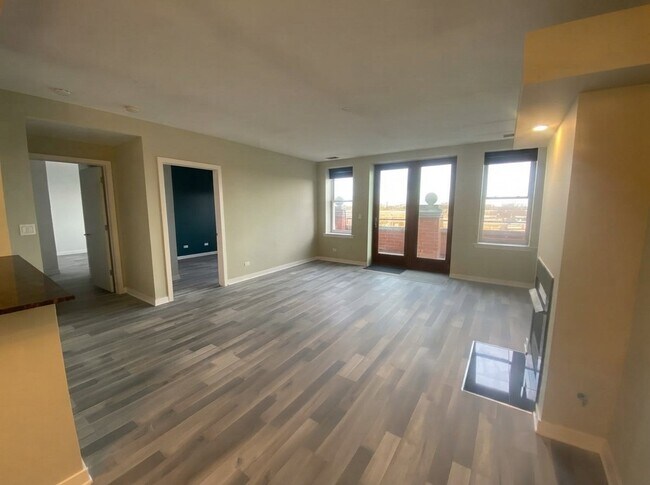Building Photo - 3550 W Montrose Ave