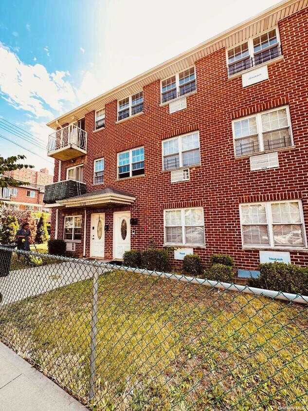 Foto principal - 62-66-66 102nd St