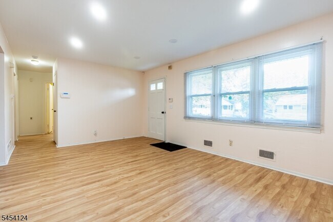 Foto del edificio - 640 Warfield Rd