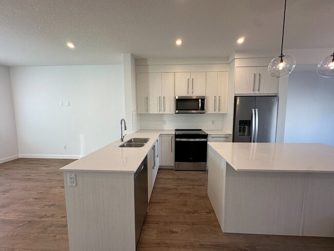 Building Photo - Modern 3-Bedroom Townhouse with Spacious L...