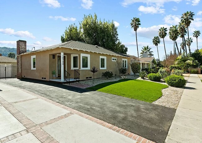 Building Photo - 10744 Aqua Vista St