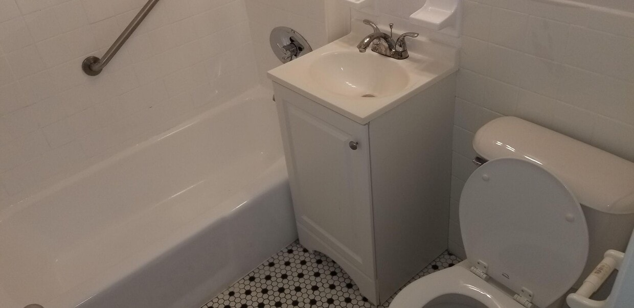 Building Photo - Watertown Sq 2 bed Available Now with no B...