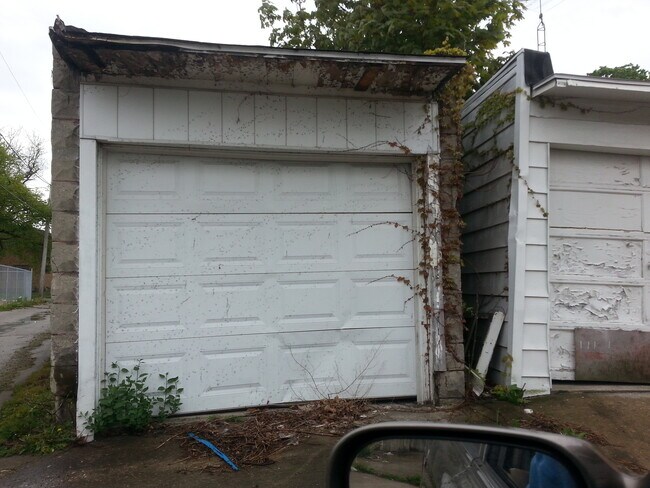 Building Photo - North End - One Story Home!!