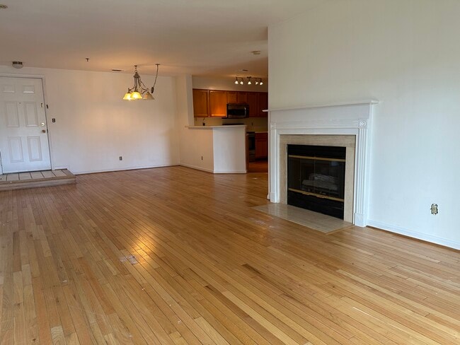 Building Photo - 1100 Quaker Hill Dr