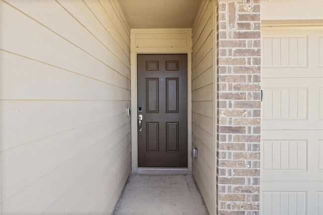Building Photo - 215 Silver Springs Bend