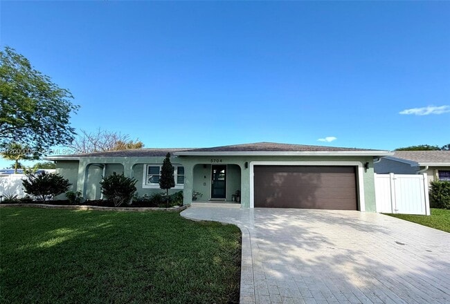 Building Photo - 5704 SW 116th Ave