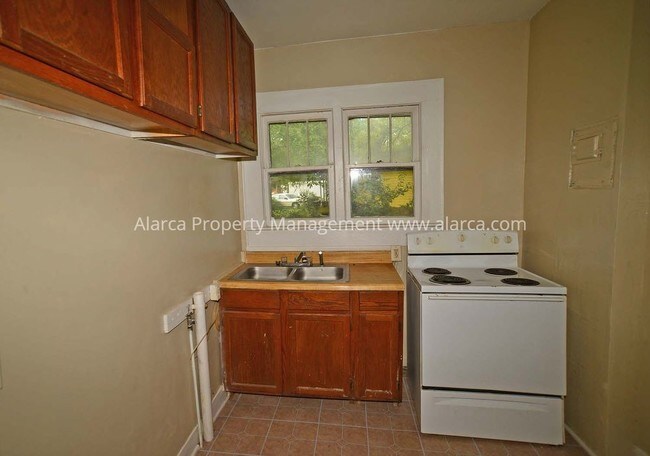 Building Photo - 2120 B Ave