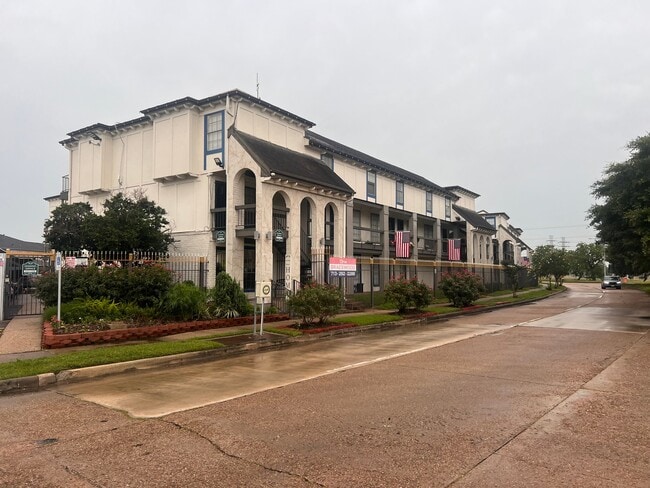 Building Photo - 4055 S Braeswood Blvd
