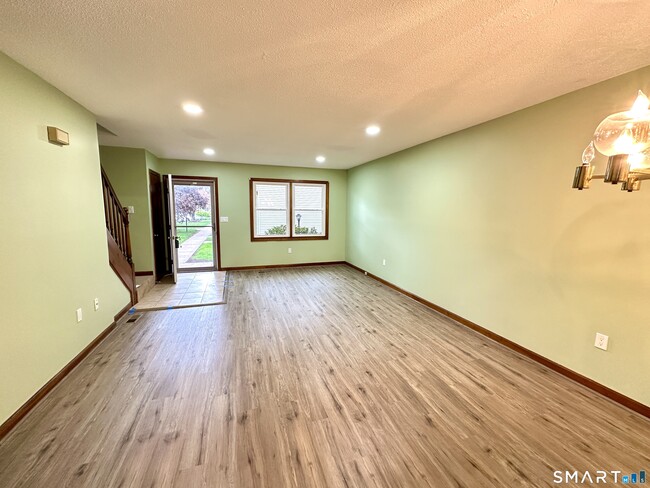 Building Photo - 10 Windwood Dr