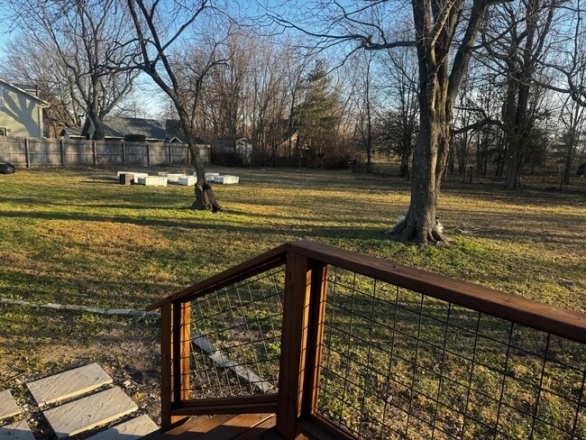 Macizos de flores elevados y patio cercado - 4018 W Weaver Rd