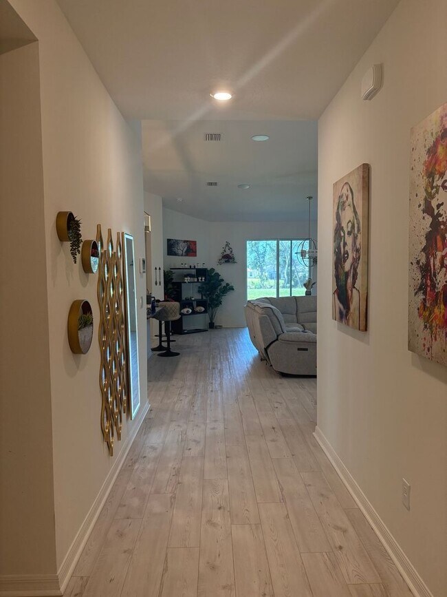 Foto del edificio - Spacious 4BR House in Riverview with peaceful pool and creek