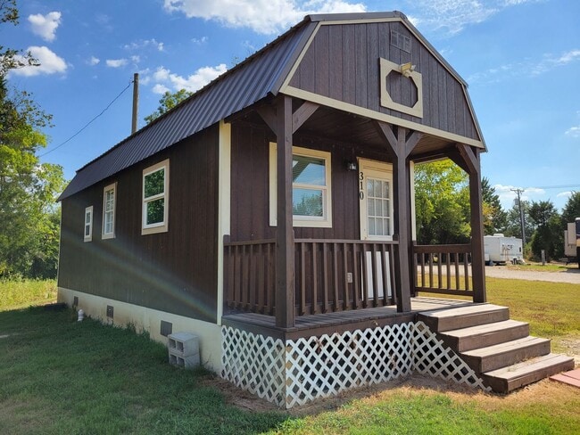 Foto del edificio - Cute Tiny Home near Cedar Creek Lake.  Fur...