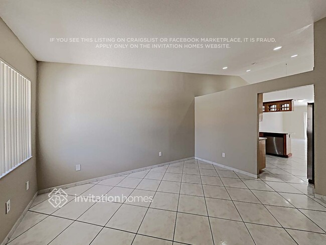 Building Photo - 2124 W 54th St