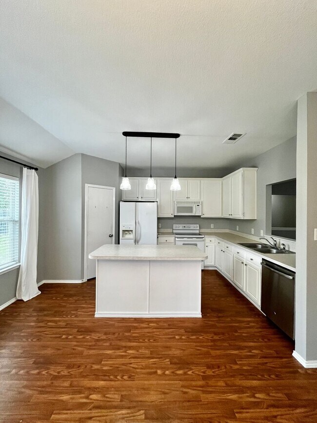 Building Photo - PROMO!!! $250 Admin Fee Waived !! Gorgeous...