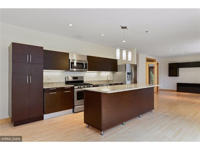 Foto del edificio - 3116 W Lake St