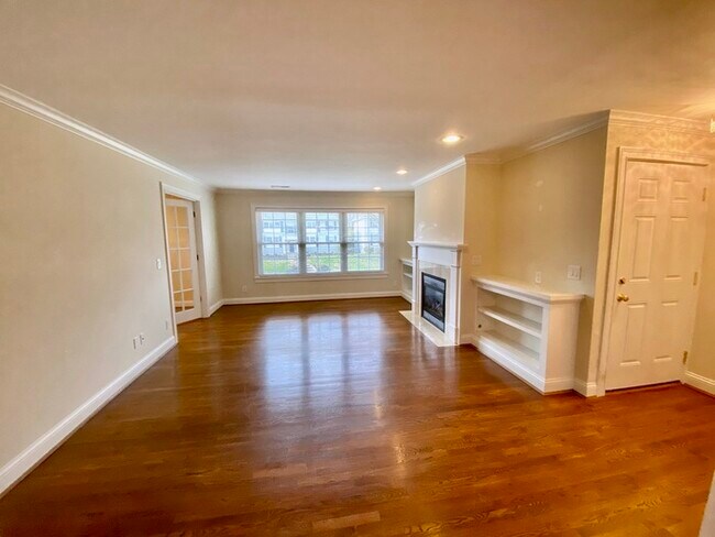 Building Photo - Lovely 1 Bedroom Hyde Park Condo!