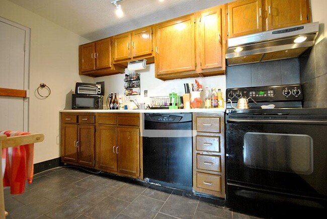 Foto del edificio - 6/1 Spacious 2BR condo on Brighton/Brookline line