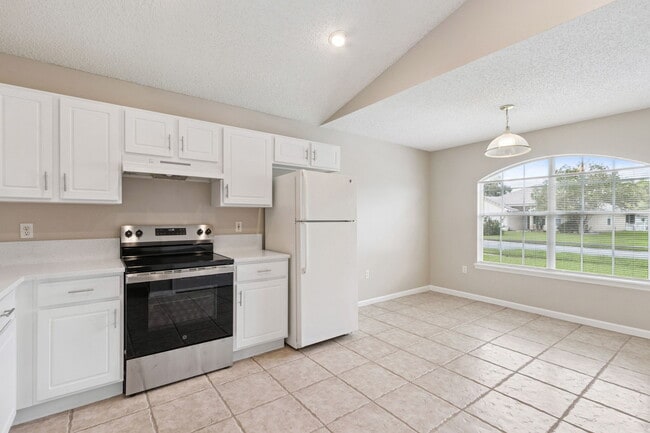 Kitchen - 268 Southlake Dr