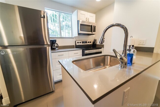 Building Photo - 2 br, 3 bath - 541 NW 33rd St