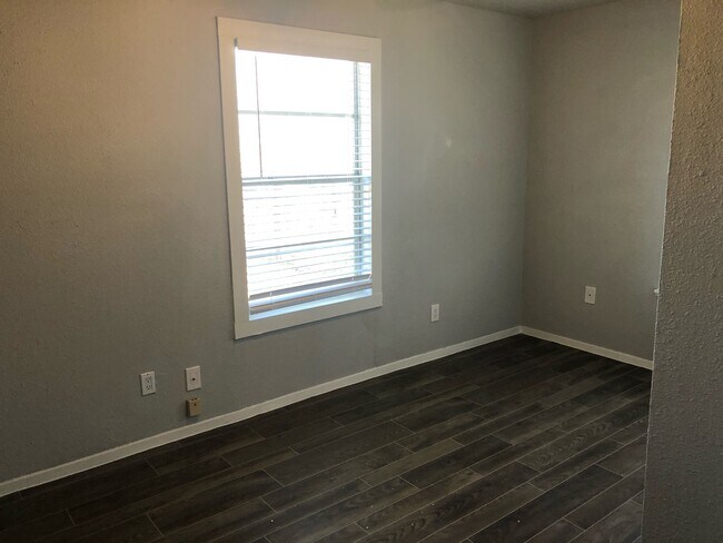 Building Photo - 1002 Milvid Ave