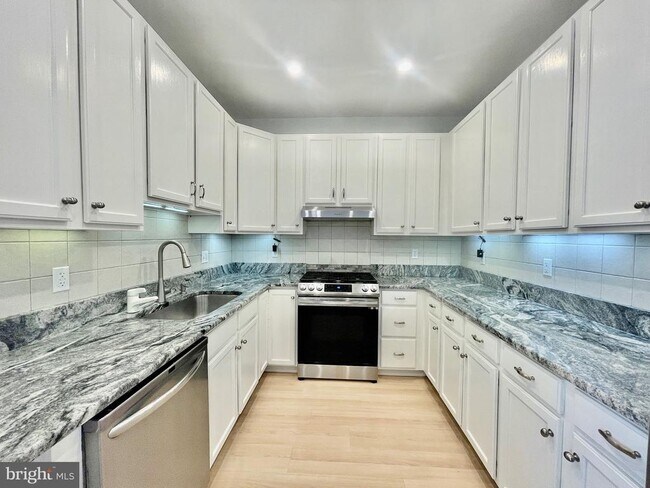 Building Photo - 1053 Chanticleer Dr