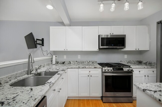 Foto del edificio - 70 Barrington Ave