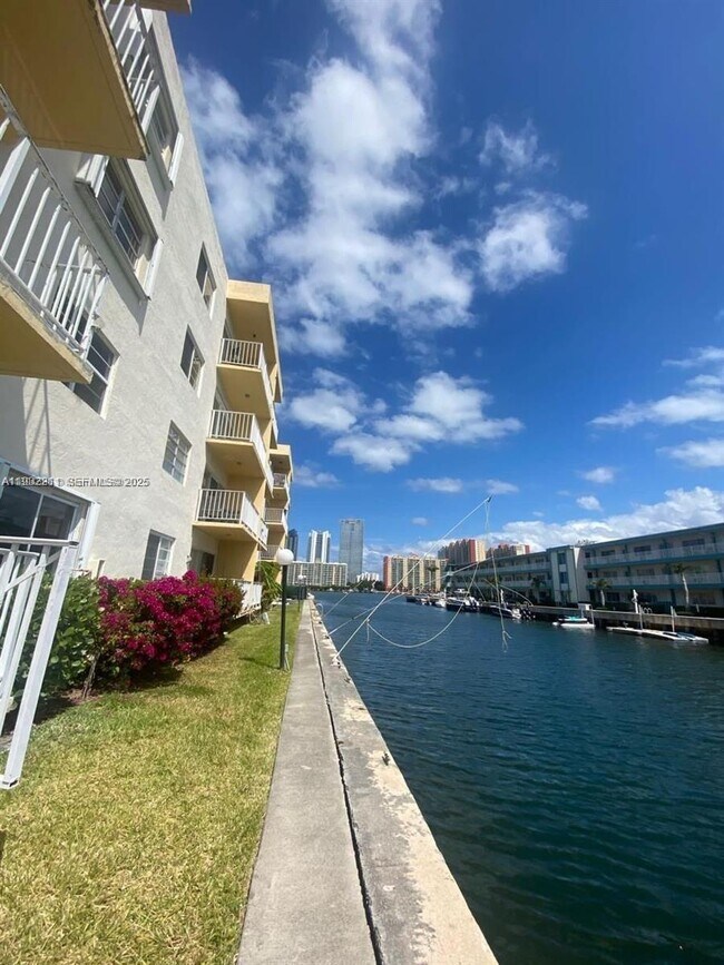 Foto del edificio - 3944 NE 167th St