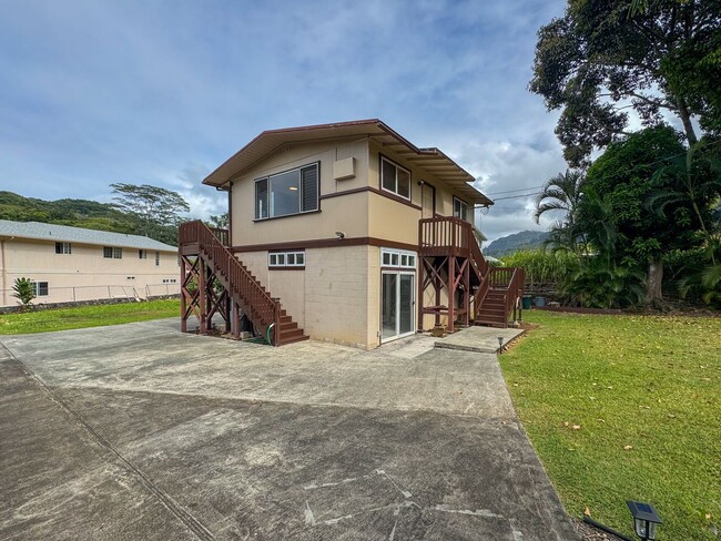 Building Photo - STUDIO/1BA/2PKG. High Ceilings, Shared Yar...