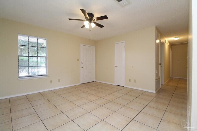 Building Photo - 405 Cornwall Cir