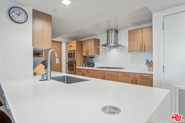 Building Photo - 13650 Marina Pointe Dr