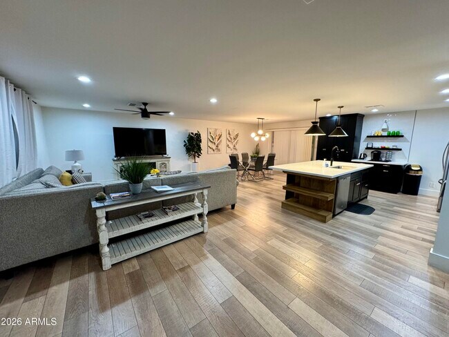 Foto del edificio - 8507 E Bonnie Rose Ave
