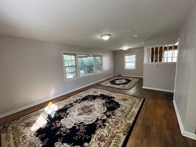 Foto del edificio - Steps from Kansas State University! Spacious 4-Bedroom Duplex