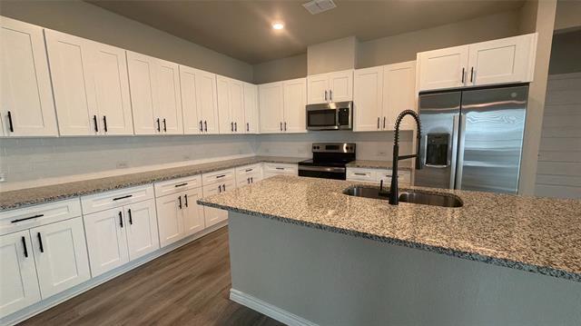 Foto del edificio - 909 Blossom Ln