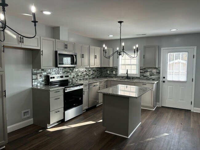 Foto del edificio - Beautifully Renovated 3 bedroom 3 bathroom...