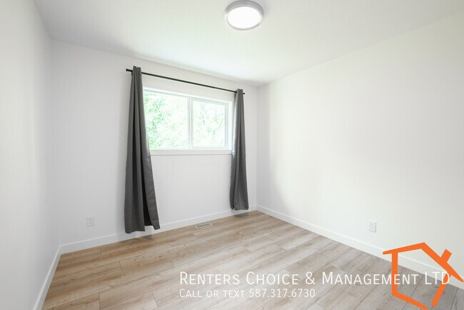Photo du bâtiment - NEW 2 BEDROOM MAIN FLOOR UNIT WITH ASSIGNED PARKING