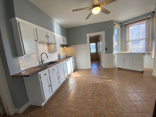 Building Photo - WE HAVE A CUTE & CLASSY RENTAL ON 16TH!