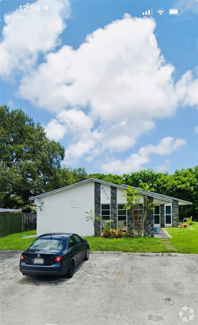 Building Photo - 4680 SW 29th Terrace