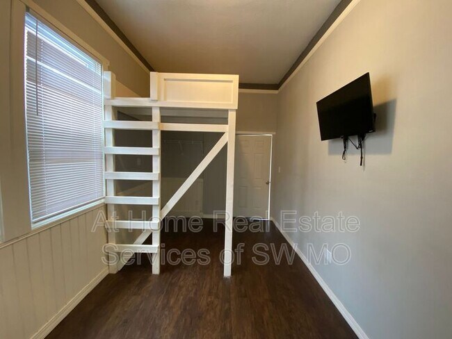Building Photo - 1301 E Elm St