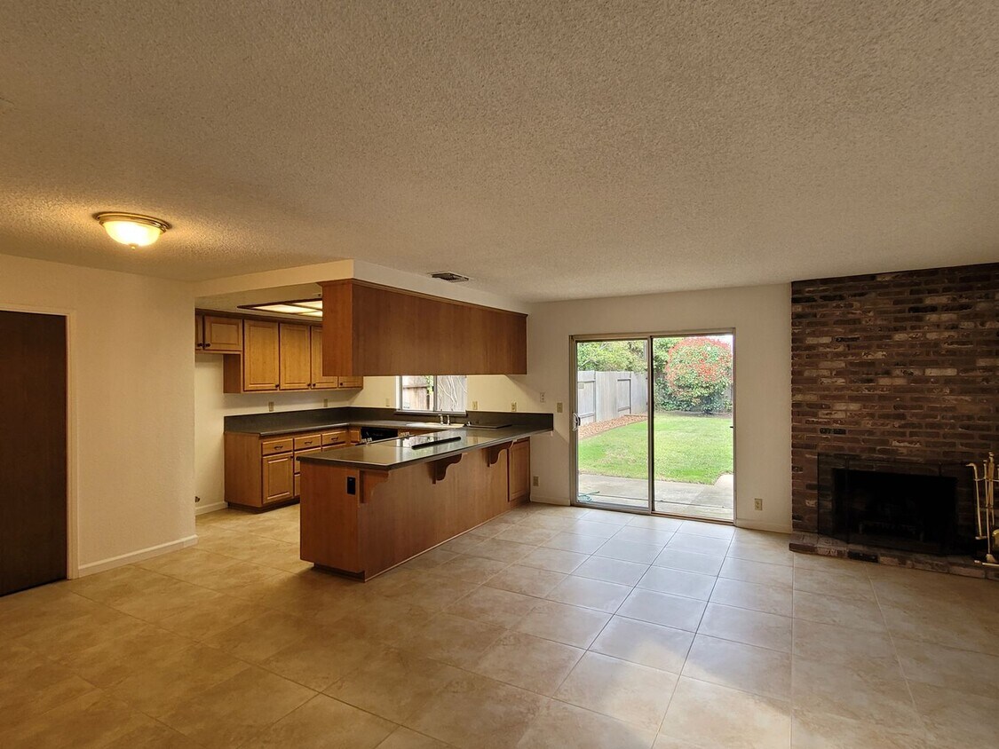 Primary Photo - Roseville 2 bedroom with 2 car garage & la...