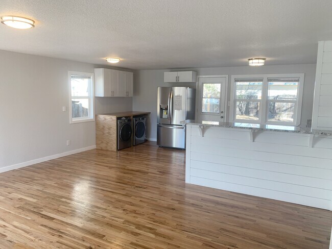 Foto del edificio - 2615 Meadowlark Ln
