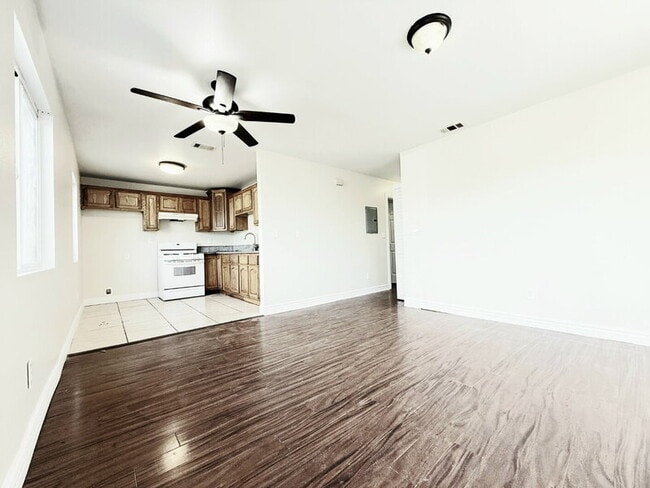 Building Photo - 844 W 54th St