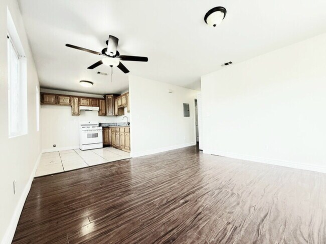 Foto del edificio - 844 W 54th St