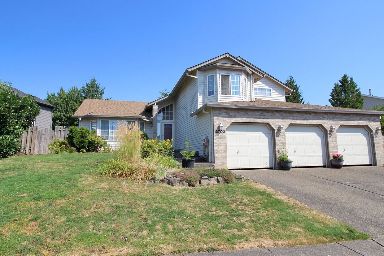 Primary Photo - Spacious Gresham 4 Bedroom Home with 3 Car...
