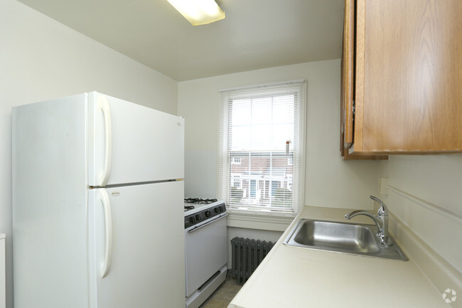 Una habitación - Cocina - Welcome to Red Oak Apartments in Hamilton,...