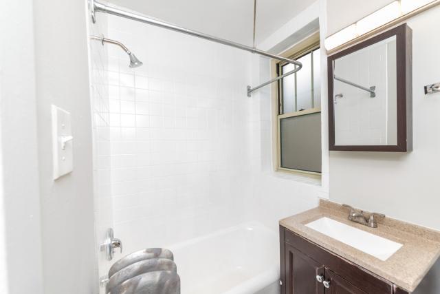 Building Photo - 3 bedroom in Chicago IL 60615