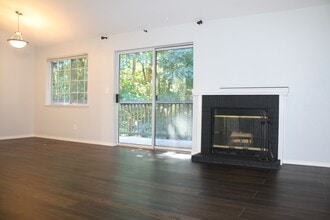 Building Photo - 15433 Country Club Dr