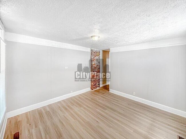 Foto del edificio - 1319 W 27th St