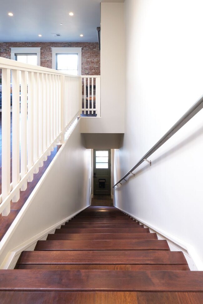 Building Photo - Furnished 2 Bdrm/2 Bath Condo in the Heart of Downtown Ashland!