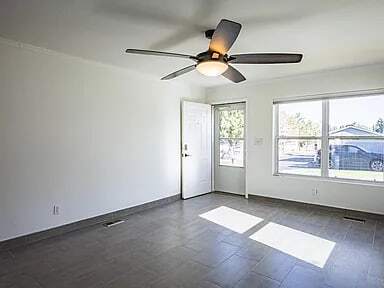 Building Photo - 2100 Oakcrest Cir